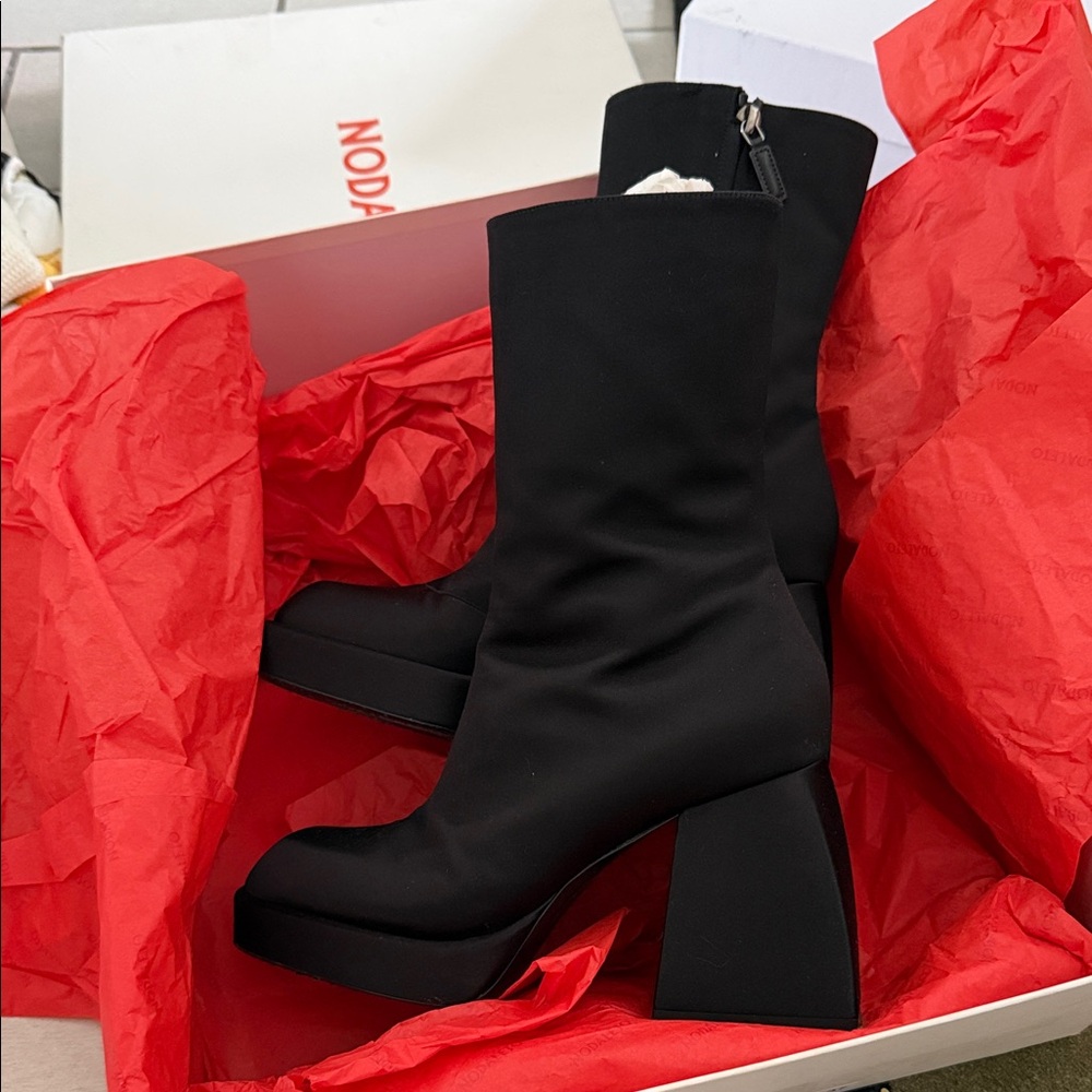 nodaleto bulla corta black satin boots NWT